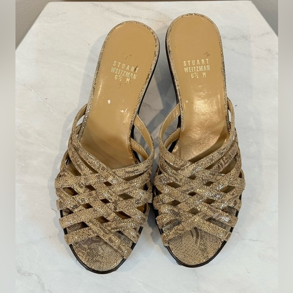 🔥Stuart Weitzman Gold Wedge Sandals Size 6.5🔥 - Picture 2 of 4
